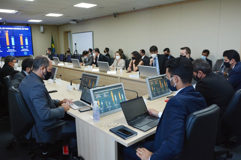 Ministro Tarcísio e secretário-executivo Marcelo Sampaio comandam a reunião de avaliação
