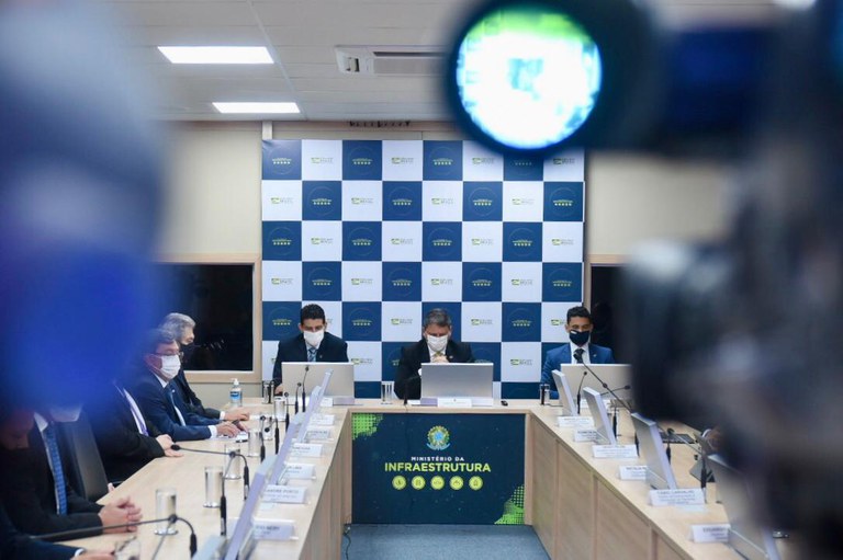 Ministro Tarcísio conduz a apresentação do balanço do primeiro semestre