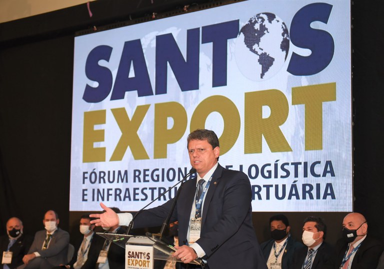 Ministro discursa durante a Santos Export