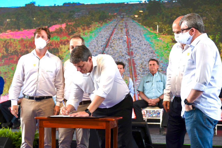 Ministro assina concessão da Fiol 1 com a Bamin