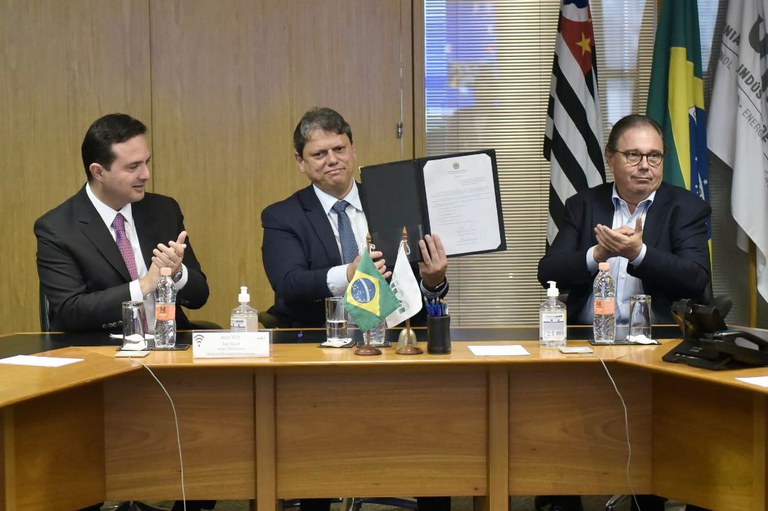 Ministro Tarcísio assina portaria regulamentando transporte de cana-de-açúcar