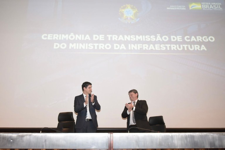 Tarcísio de Freitas transmitiu o cargo para o seu sucessor, Marcelo Sampaio