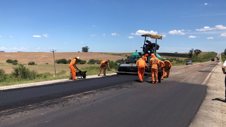 Trabalho de manutenção nas rodovias gaúchas é realizado pelas equipes do DNIT