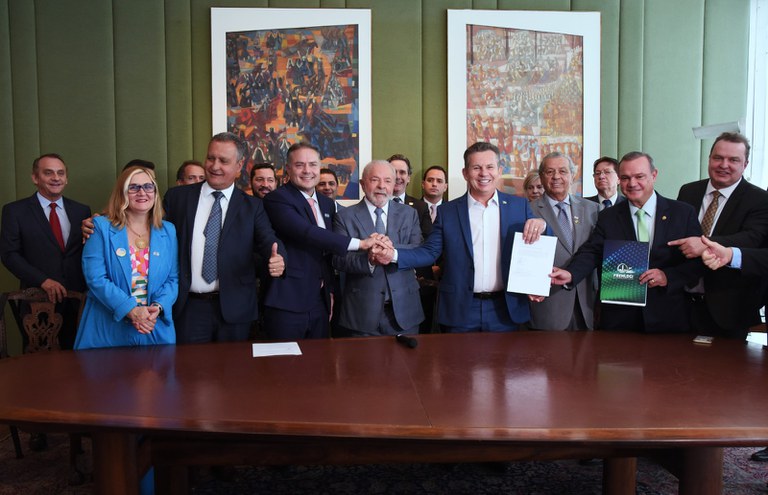 Presidente Lula assina transferência societária da BR-163/MT para o Mato Grosso