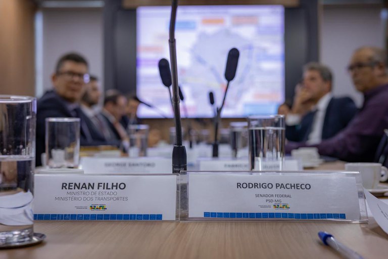 Assinatura da ordem de serviço da BR-265/MG contou com o ministro Renan Filho e o presidente do Senado