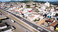 Viaduto e passarela novos melhoram acesso de motoristas e pedestres a áreas urbanas de Santa Catarina