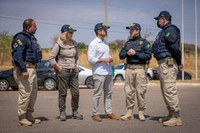 Blitz educativa em Brasília reforça cuidado na abordagem de trânsito com pessoas autistas