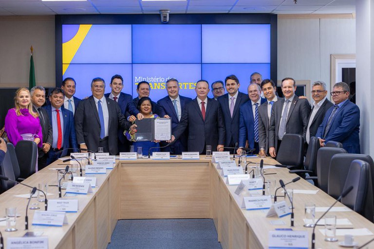 Assinatura da ordem de serviço garante pavimentação da BR-135/MA