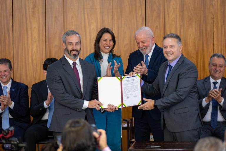 Assinatura da ordem de serviço da duplicação da BR-423 ocorreu no Palácio do Planalto