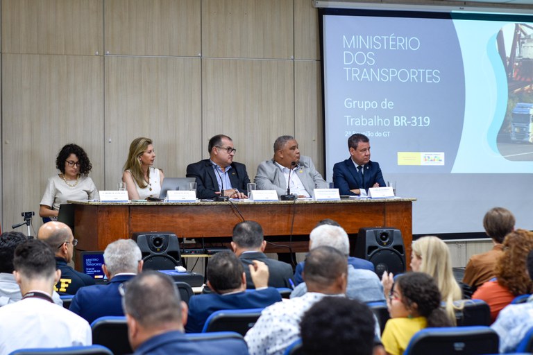 Equipe do MT ouve comunidade em Manaus sobre melhorias na BR-319