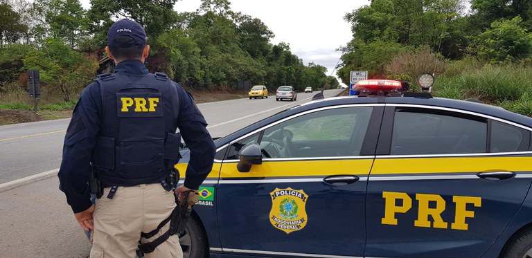 Polícia Rodoviária Federal atua na fiscalização de trânsito nas rodovias federais