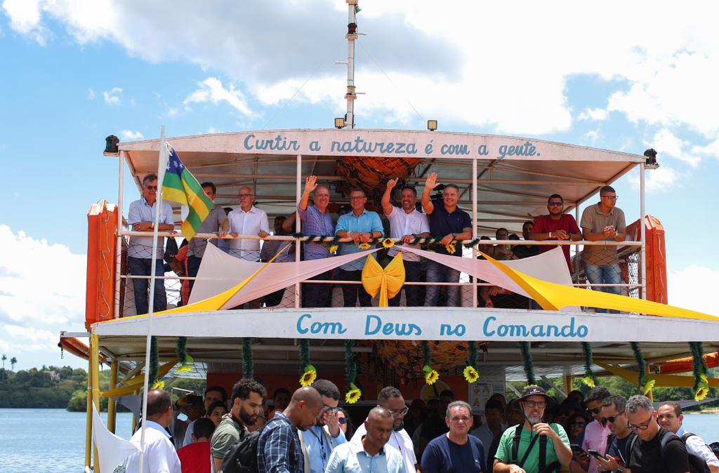 Comitiva atravessou o Rio São Francisco para fazero trajeto entre as cidades
