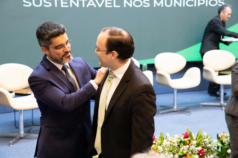 Adrualdo cumprimenta participante.jpeg