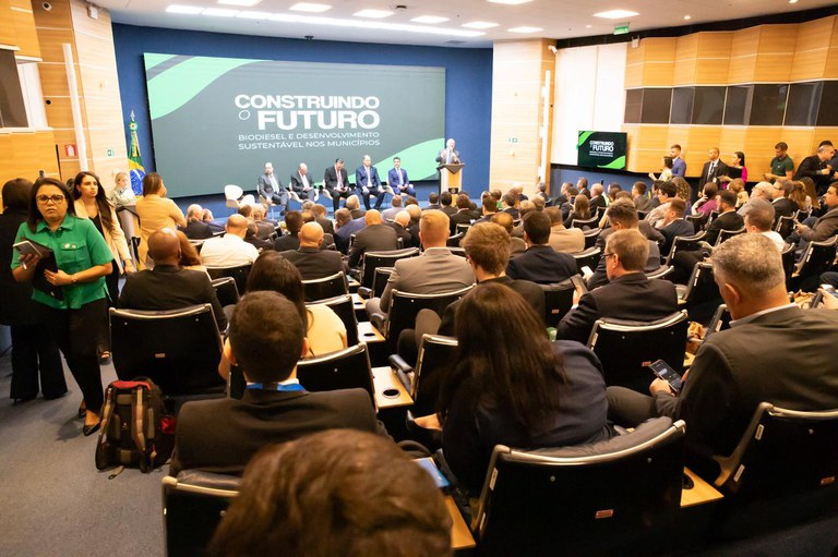 auditório lotado do seminario.jpeg