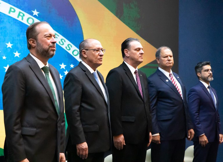 ministros e adrualdo na frente da bandeira do brasil.jpeg
