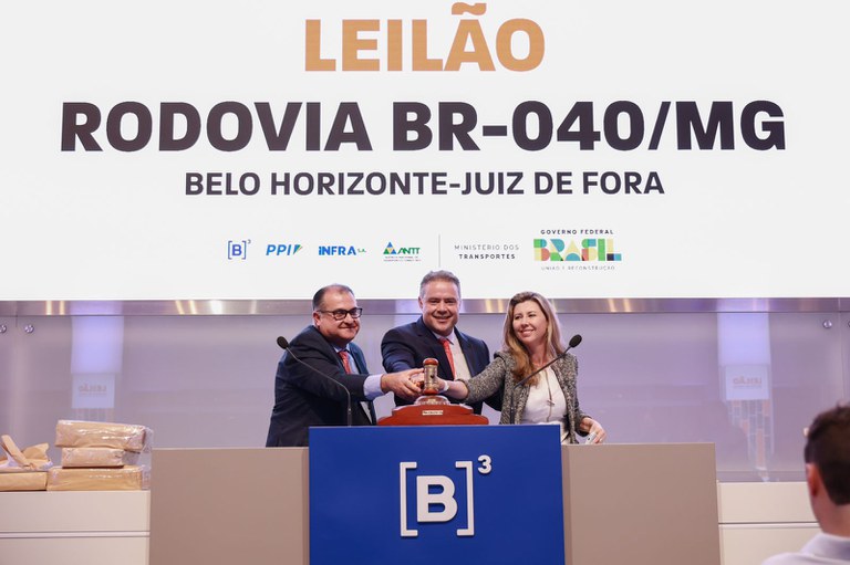 Ladeado pelos secretários George Santoro e Viviane Esse, ministro Renan Filho torna oficial a primeira relicitação do país - Foto: Marcio Ferreira/MT