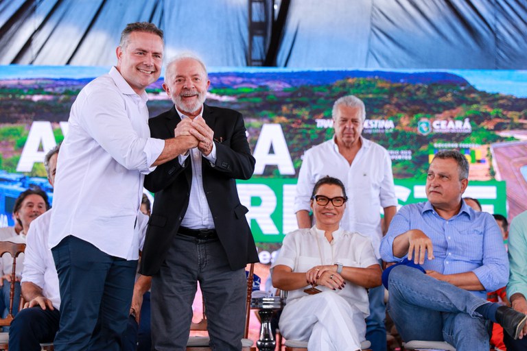 03_ministro renan filho abraça Lula.jpg