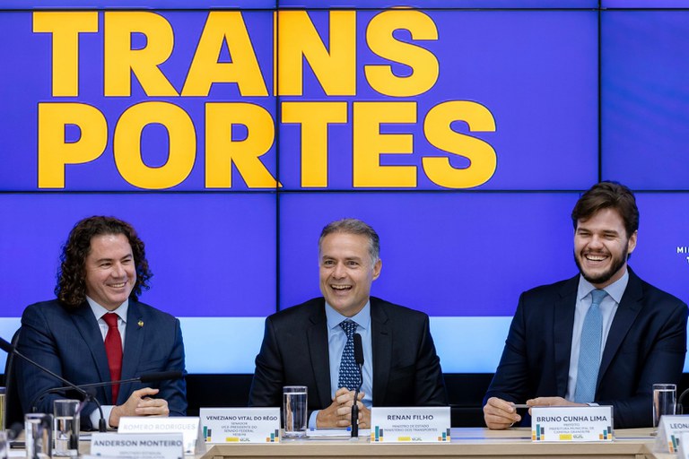 Ministro Renan Filho com o senador Veneziano Vital do Rêgo e com o prefeito de Campina Grande, Bruno Cunha Lima