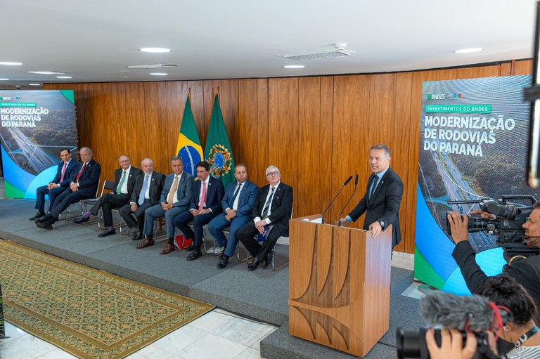 Cerimônia de anúncio do financiamento BNDES para rodovias do Paraná
