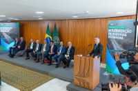 “Hoje entregamos ao Paraná o maior volume de investimento para o desenvolvimento rodoviário daquele estado”, comemorou Renan Filho