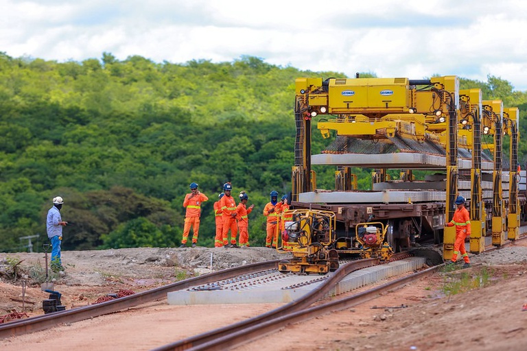 Recurso federal garante avanço de obras da Transnordestina