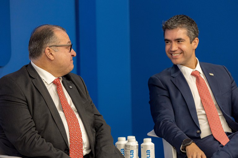 George de lado conversando