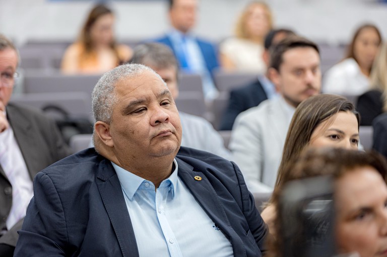 Cloves Benevides sentado