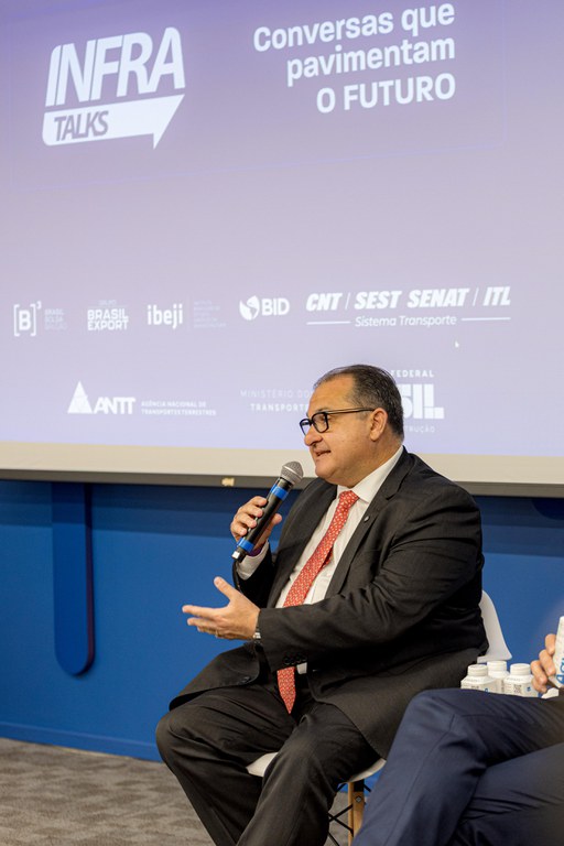 George Santoro sentado falando