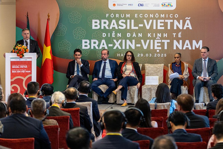 Renan Filho no Painel Ministerial, junto de outros ministros de Estado do Brasil - Foto: Divulgação/MT