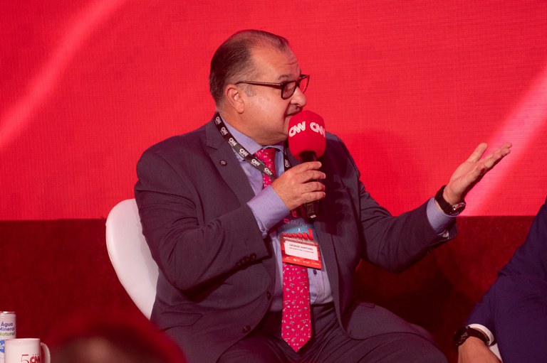 George Santoro, ministro dos Transportes em exercício, debate soluções para a infraestrutura rodoviária no CNN Talks, em Brasília