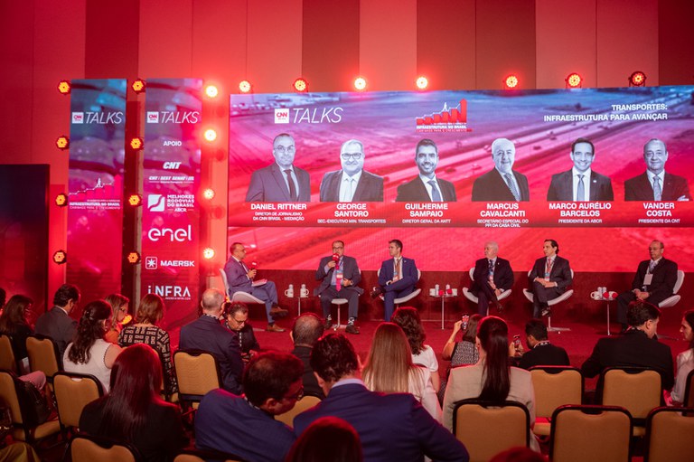 George Santoro, ministro dos Transportes em exercício, debate soluções para a infraestrutura rodoviária no CNN Talks, em Brasília