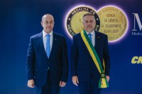 Ministro Renan Filho recebe honraria máxima do setor de transportes
