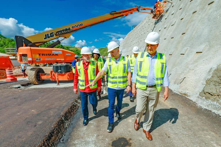 Ministro Renan, presidente Lula e comitiva visitaram obras que eram esperadas há 20 anos