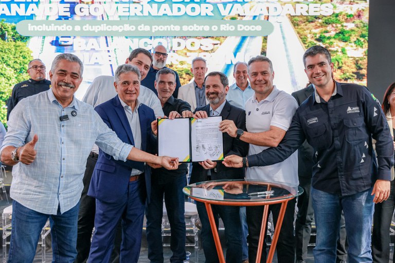 Foto em grupo com o documento