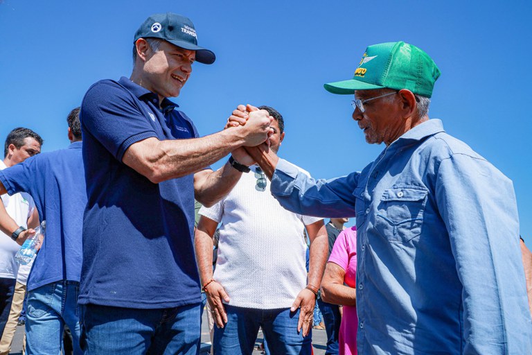 RENAN_FILHO_CUMPRIMENTA_CIDADAO_PONTE_SOB_RIO_PARNAIBA.jpeg