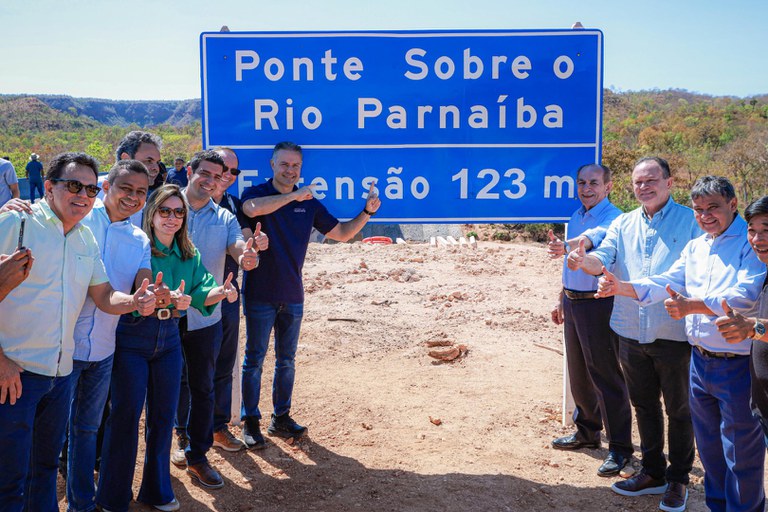 AUTORIDADES_EM_FRENTE_A_PLACA_DA_PONTE_SOBRE_RIO_PARNAIBA.jpeg