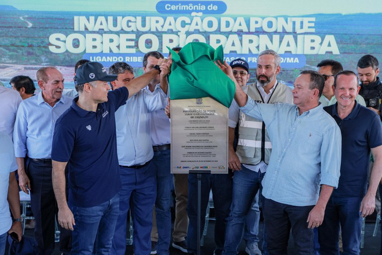 AUTORIDADES_POSAM_AO_LADO_DE_PLACA_DE_INAUGURACAO_DA_PONTE_SOB_RIO_PARNAIBA.jpeg