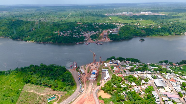 Com investimento de R$ 405,6 milhões, ponte sobre o Rio Xingu beneficiará cerca de 300 mil pessoas; obras já ultrapassam 50% de execução, com entrega prevista para dezembro. – Foto: Divulgação/Agência Pará