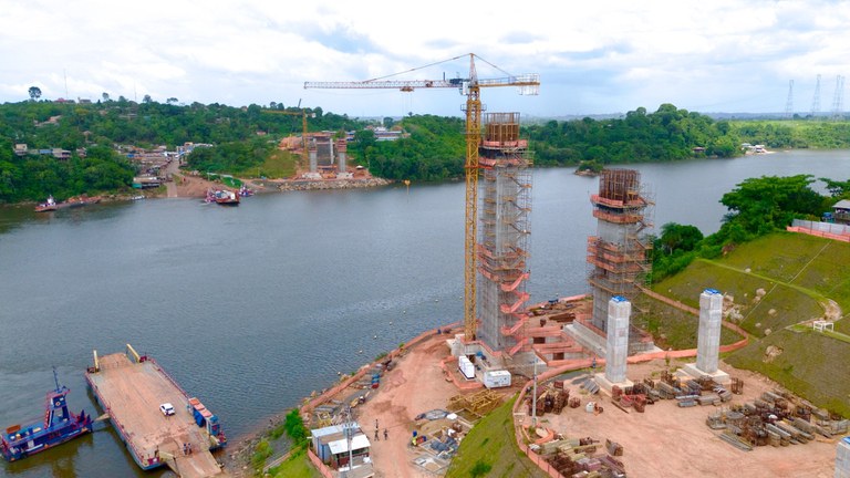 Com investimento de R$ 405,6 milhões, ponte sobre o Rio Xingu beneficiará cerca de 300 mil pessoas; obras já ultrapassam 50% de execução, com entrega prevista para dezembro. – Foto: Divulgação/Agência Pará