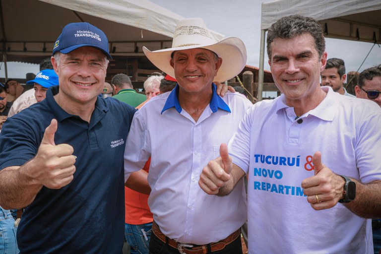 Renan Filho e Helder Barbalho em cerimônia de entrega de asfalto novo em trecho da BR-422, no Pará