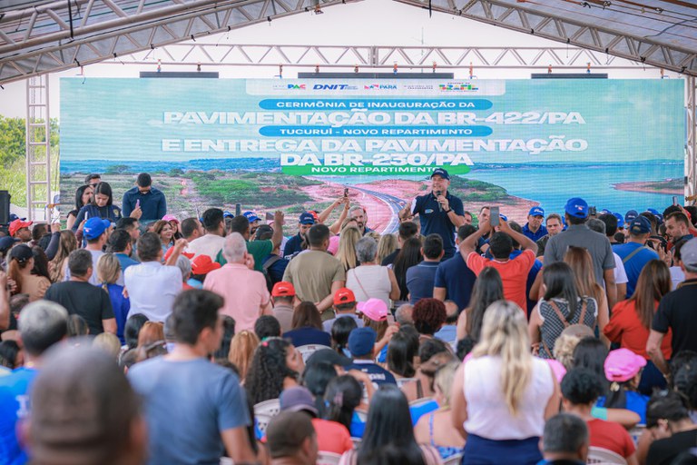 Público paraense acompanha cerimônia em que ministro dos Transportes autoriza construção de 15 pontes de concreto na BR-230/PA