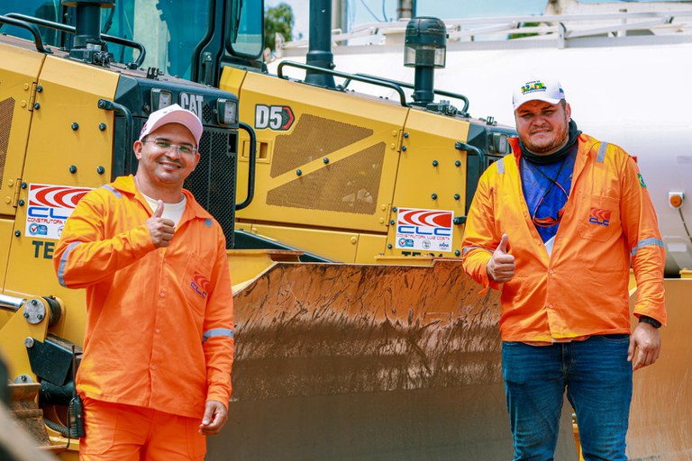 TRABALHADORES POSAM PARA FOTO NA BR-304/RN DURANTE VISITA DO DNIT E MINISTÉRIO DOS TRANSPORTES