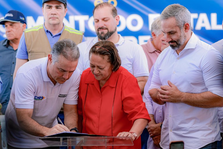 RENAN FILHO, FÁTIMA BEZERRA E FABRÍCIO GALVÃO ASSINAM ORDEM DE SERVIÇO PARA INICIO DAS OBRAS DE DUPLICAÇÃO DA BR-304/RN