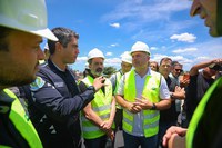 Com caravana "Na Boleia do Brasil", Renan Filho vistoria uma das obras mais importantes para a economia do país