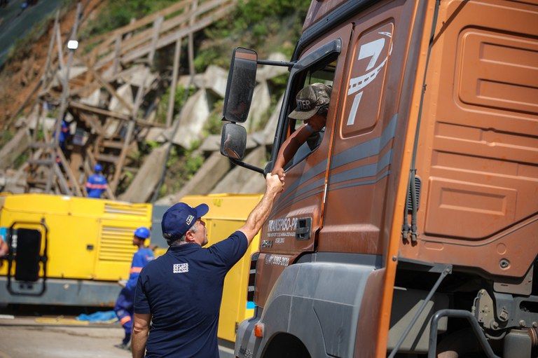 Na parte da tarde, Renan Filho acompanhou o andamento de obras na BR-285, rodovia fundamental para a consolidação do Corredor Bioceânico do Sul. - Foto: Felipe Brasil/MT