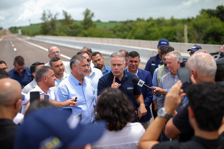 No encerramento da caravana "Na Boleia do Brasil" – edição Sul, o ministro dos Transportes entregou novas pontes e vistoriou trechos em duplicação da BR-290. - Foto: Felipe Brasil/MT