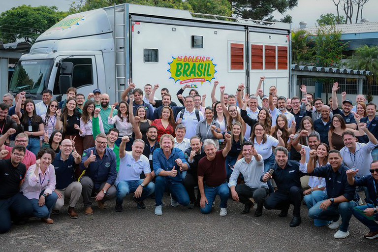 Caravana Na Boleia do Brasil visita obras estratégicas e acompanha implementação da CNH do Brasil no Detran do Paraná
