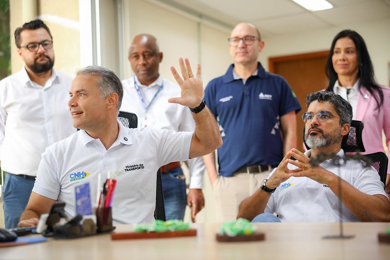 Ministro dos Transportes acompanha implementação da CNH do Brasil no Detran do Paraná. Visita faz parte da rota da caravana Na Boleia do Brasil