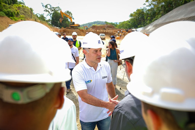 Ministro dos Transportes acompanha obras do túnel no Morro do Vieira, na BR-280, em Santa Catarina
