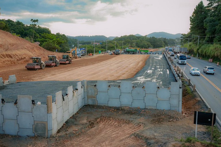 Em caravana pelo Sul do Brasil, ministro dos Transportes vistoria duplicação da BR-470/SC